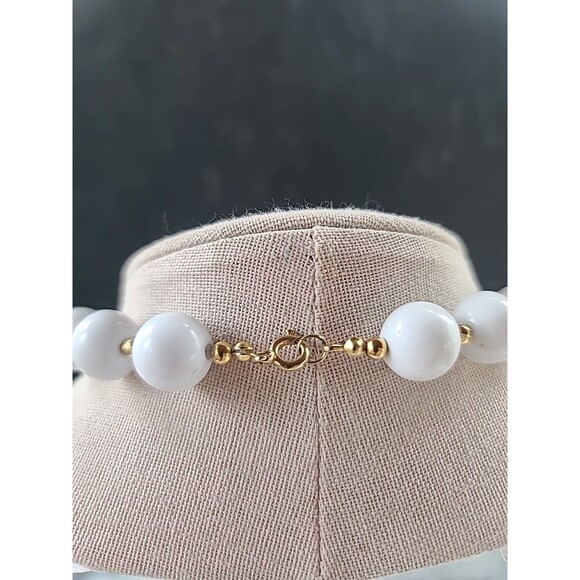 White Plastic And Gold Tone Metal Beaded Necklace Vintage Costume Jewelry, READ - Picture 4 of 10